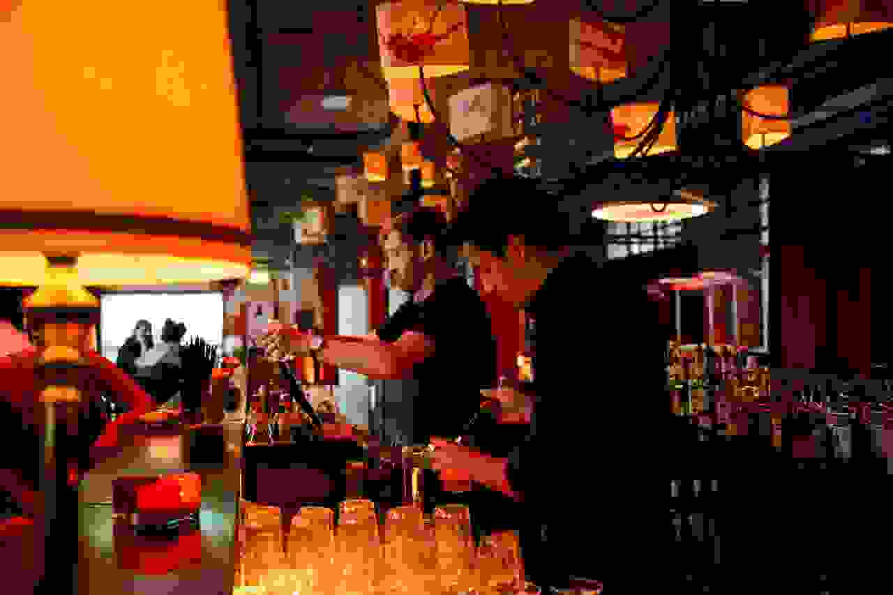 Papiersaal Bar, drinks preparation 